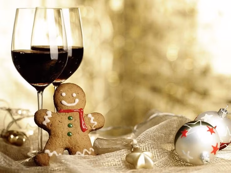 Rượu vang nóng pha hương liệu lan tỏa khắp châu Âu. Xuất hiện từ thời La Mã, rượu vang được hâm nóng với quế, đinh hương và cam, tượng trưng cho sự ấm áp trong mùa đông lạnh giá. Ảnh: Pinterest.