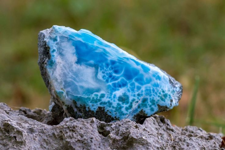 Larimar – sắc xanh Caribe của Cộng hòa Dominica. Larimar mang màu xanh biển độc đáo, chỉ tồn tại tại một khu vực nhỏ ở Cộng hòa Dominica, gắn liền với hoạt động núi lửa cổ. Ảnh: Pinterest.
