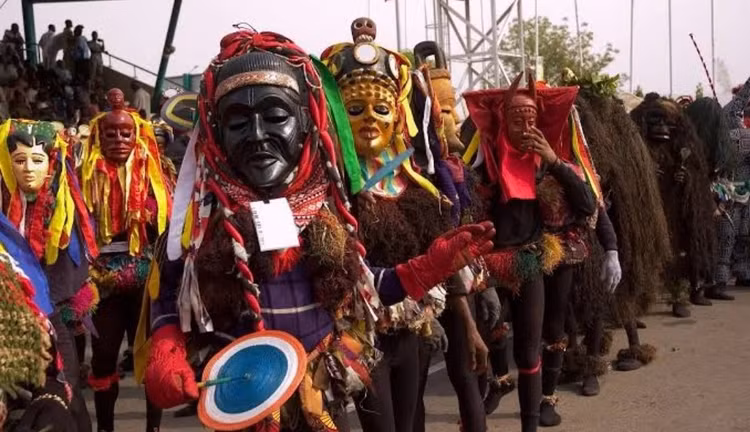 Bản sắc văn hóa vẫn được gìn giữ mạnh mẽ. Dù chịu ảnh hưởng của đô thị hóa và toàn cầu hóa, người Igbo vẫn duy trì phong tục, lễ hội và ý thức cộng đồng, tạo nên một bản sắc vừa linh hoạt vừa bền vững. Ảnh: gazettengr.com.