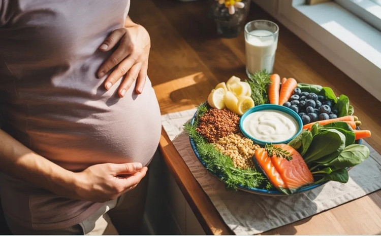 Mẹ bầu ăn uống đầy đủ vào giai đoạn cuối thai kỳ rất hữu ích cho sự phát triển não bộ và trí thông minh của em bé. Ảnh: BabyCenter.