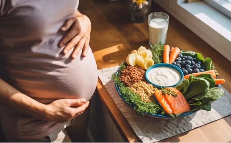 Mẹ bầu ăn uống đầy đủ vào giai đoạn cuối thai kỳ rất hữu ích cho sự phát triển não bộ và trí thông minh của em bé. Ảnh: BabyCenter.