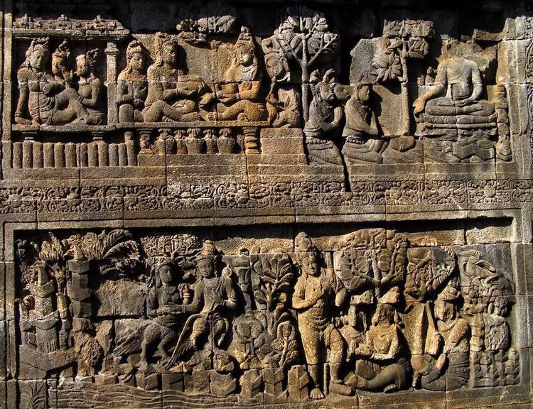 5. Trang trí bằng hàng ngàn bức phù điêu. Với hơn 2.600 bảng phù điêu chạm khắc, Borobudur kể lại các câu chuyện về tiền kiếp của Đức Phật và triết lý nhà Phật. Ảnh: Pinterest.