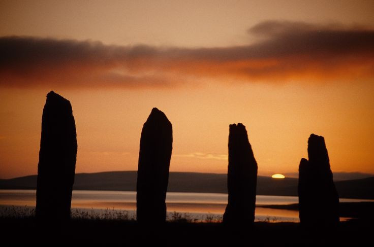 Liên kết với các di tích khác. Vòng đá Brodgar là trung tâm của quần thể khảo cổ “Trái tim của Orkney thời kỳ đồ đá mới”, kết nối với các công trình cổ như Maeshowe và Skara Brae qua hệ thống đường nghi lễ cổ xưa. Ảnh: Pinterest.