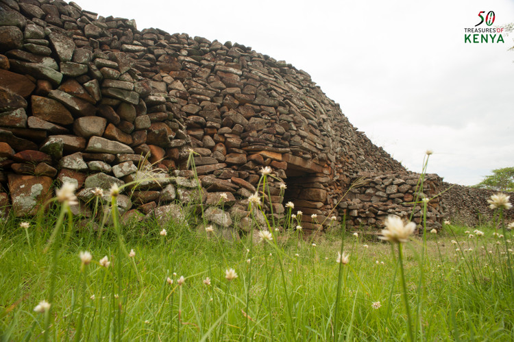 Tên gọi mang nghĩa đặc biệt. “Thimlich Ohinga” trong ngôn ngữ Dholuo có nghĩa là “khu rừng dày với tường bao”, gắn liền với hình ảnh kiến trúc. Ảnh: thetreasureblog.wordpress.com.