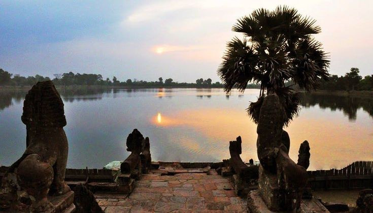 Các baray khổng lồ mang tính chiến lược. Những hồ chứa nhân tạo như Đông Baray và Tây Baray có chiều dài hàng kilômét, đóng vai trò tích nước mùa mưa và cấp nước mùa khô. Ảnh: Pinterest.