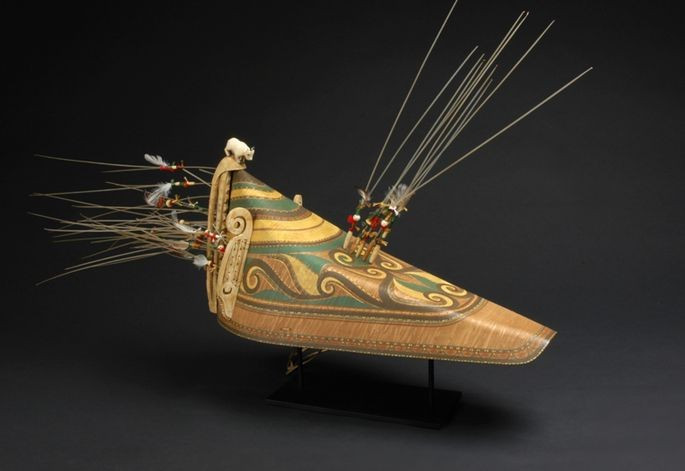 Mũ Aleut nổi tiếng. Những chiếc mũ dài trang trí bằng lông chim dành cho thợ săn xuất sắc là vật phẩm đặc trưng của văn hóa Aleut. Ảnh: Pinterest.