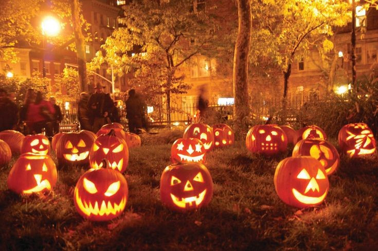 7. Hành trình vượt Đại Tây Dương và biến đổi ở Mỹ. Halloween được di dân Ireland mang sang Bắc Mỹ vào thế kỷ 10. Tại đây, nó dần mất đi yếu tố tôn giáo, trở thành một lễ hội giải trí với bí ngô, hóa trang và các trò chơi trẻ em. Quả bí ngô phát sáng (jack-o’-lantern) thay thế củ cải truyền thống của châu Âu, biểu tượng cho linh hồn lạc lối nhưng thân thiện. Ảnh: Pinterest.