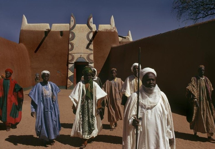 Kiến trúc đất nung độc đáo. Nhà cửa và thánh đường của người Hausa thường được xây bằng đất nện, trang trí hoa văn hình học tinh xảo. Kiến trúc này vừa thích nghi khí hậu khô nóng vừa phản ánh thẩm mỹ Hồi giáo bản địa. Ảnh: Pinterest.
