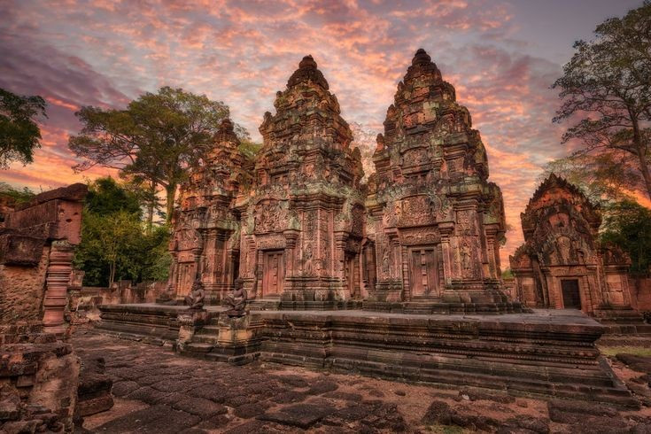 Nằm cách Angkor Wat khoảng 25 km. Banteay Srei tọa lạc ở phía đông bắc quần thể Angkor, trong một khu rừng yên tĩnh, tách biệt so với các đền đài lớn khác. Ảnh: Pinterest.