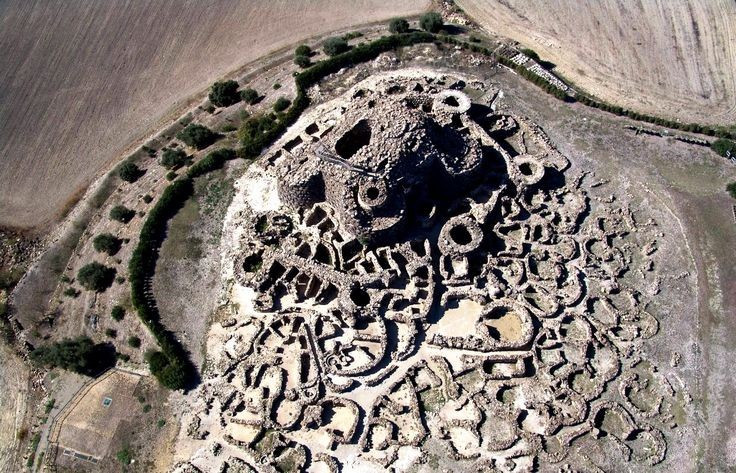 Được phát hiện muộn. Dù tồn tại hàng nghìn năm, Su Nuraxi chỉ được khai quật và nghiên cứu chi tiết từ thập niên 1950. Ảnh: Pinterest.