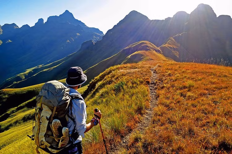 Thích hợp cho du lịch mạo hiểm và leo núi. Du khách có thể khám phá thác nước, hang động và các tuyến trekking nổi tiếng. Ảnh: Pinterest.