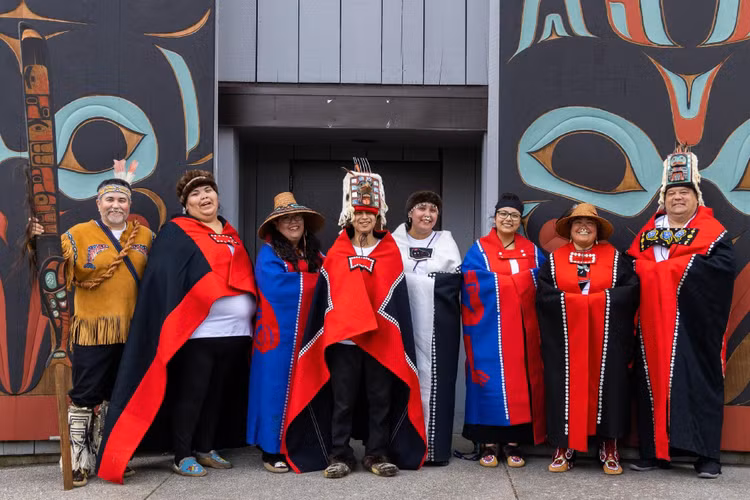 Truyền thống kể chuyện bằng khẩu truyền. Lịch sử, luật lệ và tri thức của người Tlingit được truyền lại qua các câu chuyện, bài hát và điệu nhảy. Hình thức truyền miệng này giúp bảo tồn bản sắc văn hóa qua nhiều thế hệ, dù không có chữ viết truyền thống. Ảnh: travelalaska.com.