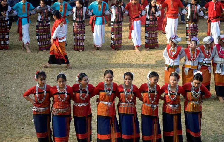 Lễ hội Bwisagu rộn ràng sắc màu. Bwisagu là lễ hội mừng năm mới và mùa xuân của người Bodo. Trong dịp này, cộng đồng tổ chức múa hát truyền thống, chơi nhạc cụ dân gian và cầu chúc mùa màng bội thu, gia đình hạnh phúc. Ảnh: Pinterest.