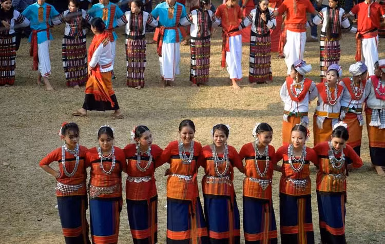 Lễ hội Bwisagu rộn ràng sắc màu. Bwisagu là lễ hội mừng năm mới và mùa xuân của người Bodo. Trong dịp này, cộng đồng tổ chức múa hát truyền thống, chơi nhạc cụ dân gian và cầu chúc mùa màng bội thu, gia đình hạnh phúc. Ảnh: Pinterest.