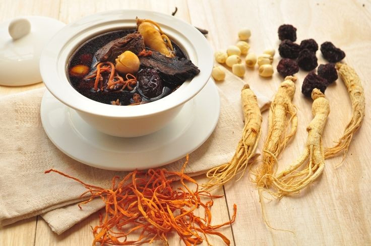 Không phải tất cả “đông trùng hạ thảo” đều giống nhau. Phần lớn sản phẩm trên thị trường hiện nay thực chất là các loài nấm họ hàng được nuôi cấy trong phòng thí nghiệm, phổ biến nhất là Cordyceps militaris. Chúng có một số hoạt chất tương tự nhưng khác với loài hoang dã Ophiocordyceps sinensis về sinh học và giá trị kinh tế. Ảnh: Pinterest.