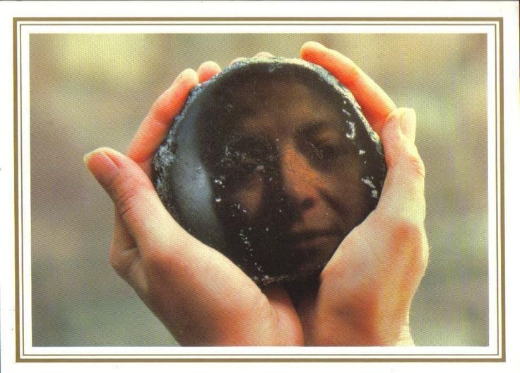 Được dùng làm gương. Người Aztec từng chế tạo gương obsidian để phục vụ hoạt động đoán. Ảnh: Pinterest.