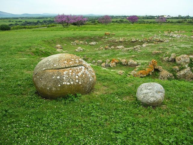 Gồm hai giai đoạn xây dựng chồng lên nhau. Công trình ban đầu nhỏ hơn, sau đó bị phá bỏ một phần để xây dựng phiên bản lớn hơn, cho thấy sự kế thừa và thay đổi tín ngưỡng qua thời gian. Ảnh: Pinterest.