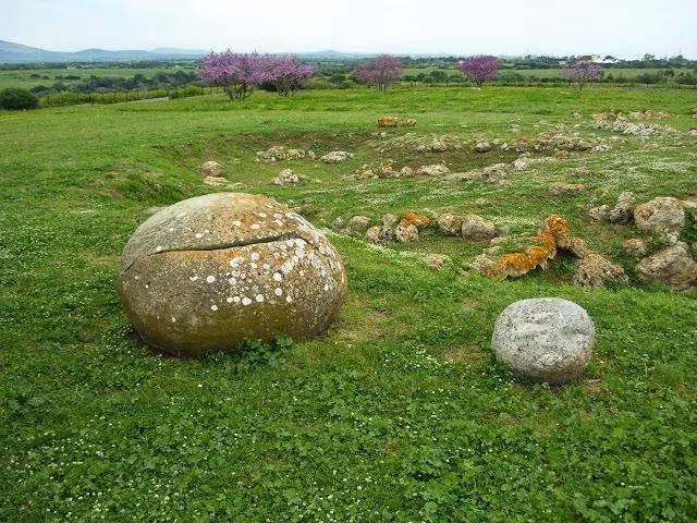 Gồm hai giai đoạn xây dựng chồng lên nhau. Công trình ban đầu nhỏ hơn, sau đó bị phá bỏ một phần để xây dựng phiên bản lớn hơn, cho thấy sự kế thừa và thay đổi tín ngưỡng qua thời gian. Ảnh: Pinterest.