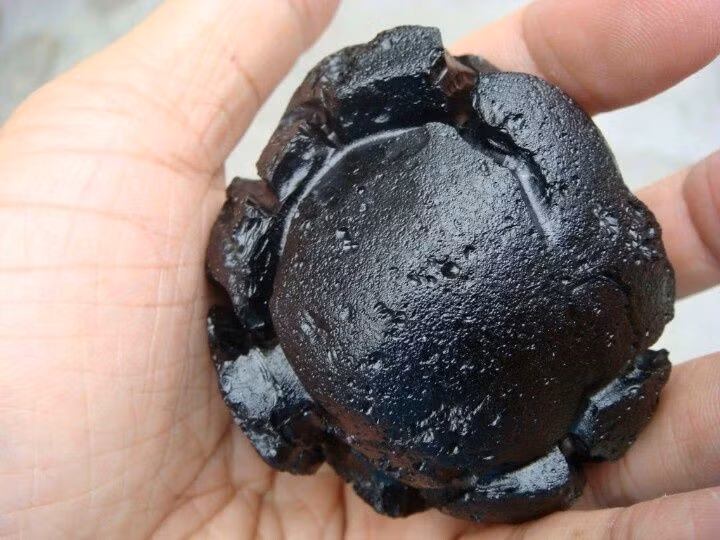 Hình dạng kỳ lạ. Do bị nóng chảy và làm nguội nhanh trong khí quyển, Tektite có hình giọt nước, hình cầu hoặc các dạng không đều độc đáo. Ảnh: Pinterest.