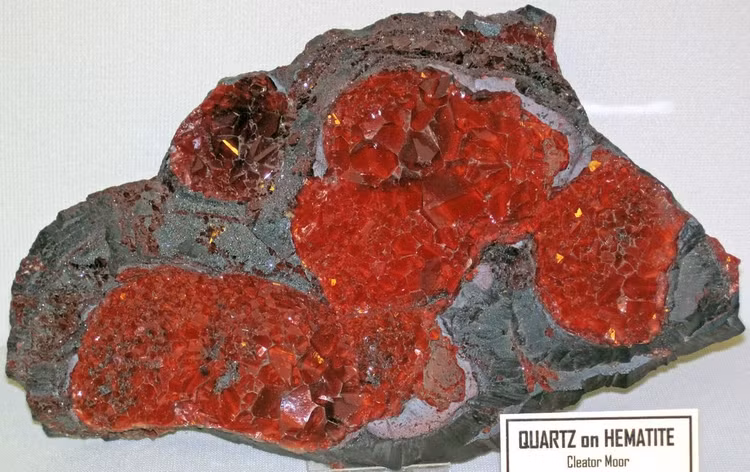 Một oxit sắt quan trọng. Hematite là khoáng vật có công thức Fe₂O₃, thuộc nhóm oxit sắt và là một trong những nguồn quặng sắt quan trọng nhất trên Trái Đất. Ảnh: Flickr.