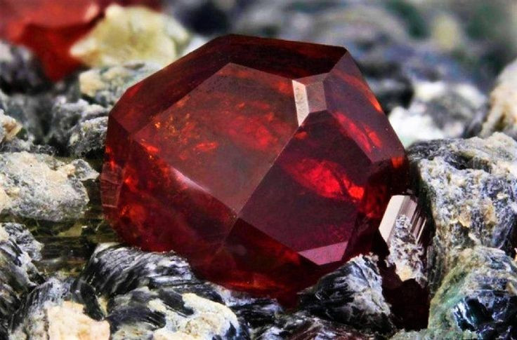 Painite – từng là khoáng vật hiếm nhất thế giới. Painite trong nhiều thập kỷ chỉ được tìm thấy ở Myanmar với số lượng rất ít, đến mức giới khoa học từng chỉ ghi nhận chưa đến 20 tinh thể. Ảnh: Pinterest.