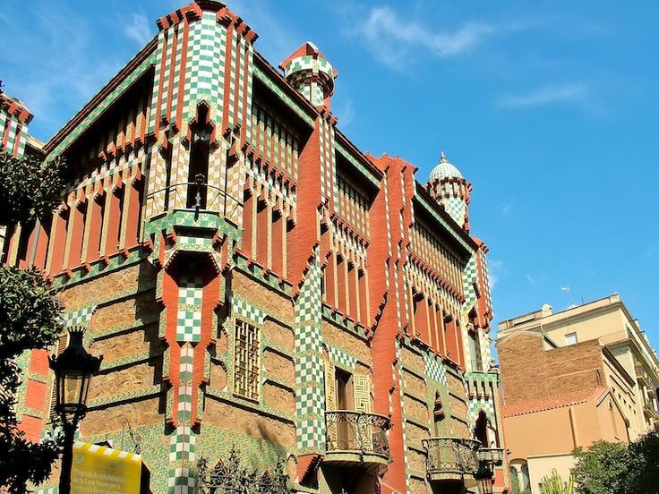 Casa Vicens. Casa Vicens là ngôi nhà đầu tiên Gaudí thiết kế, hoàn thành năm 1885. Công trình mang đậm ảnh hưởng Moorish với gạch men nhiều màu sắc và hoa văn phương Đông tinh xảo. Ảnh: Pinterest.
