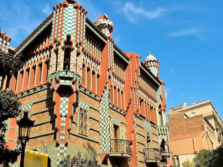 Casa Vicens. Casa Vicens là ngôi nhà đầu tiên Gaudí thiết kế, hoàn thành năm 1885. Công trình mang đậm ảnh hưởng Moorish với gạch men nhiều màu sắc và hoa văn phương Đông tinh xảo. Ảnh: Pinterest.