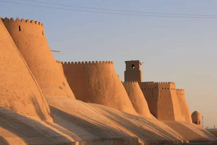 Tường thành đất sét đồ sộ. Khu thành được bao quanh bởi bức tường đất sét cao khoảng 8–10 mét, dài hơn 2 km, với nhiều tháp canh và cổng lớn. Những bức tường này từng bảo vệ cư dân khỏi các cuộc tấn công trên sa mạc. Ảnh: Pinterest.