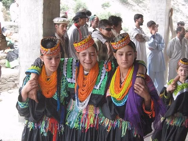 Ngôn ngữ riêng biệt. Người Kalasha nói tiếng Kalasha-mun, một ngôn ngữ thuộc nhóm Dardic trong hệ Ấn-Iran. Dù chịu ảnh hưởng của các ngôn ngữ lân cận, họ vẫn nỗ lực bảo tồn tiếng mẹ đẻ như phần cốt lõi của bản sắc dân tộc. Ảnh: Pinterest.