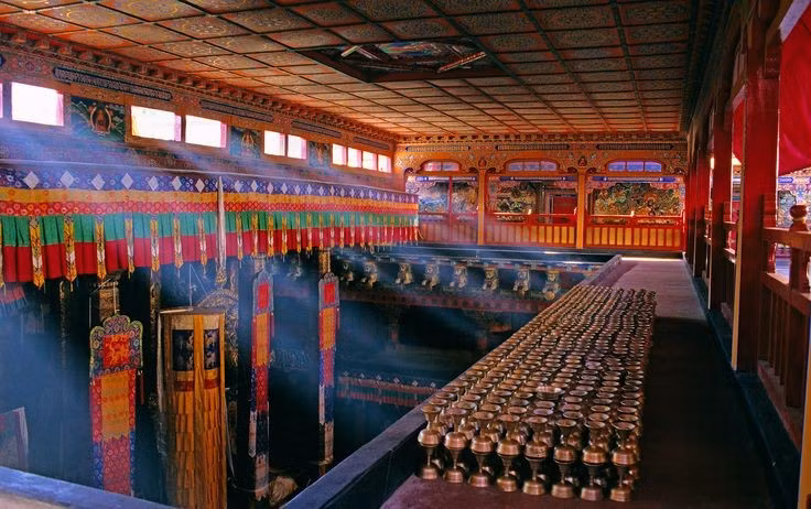 Hơn 1.000 phòng bên trong. Cấu trúc Potala gồm vô số thư phòng, điện thờ, phòng tụng kinh và hành lang dài bất tận. Ảnh: Pinterest.