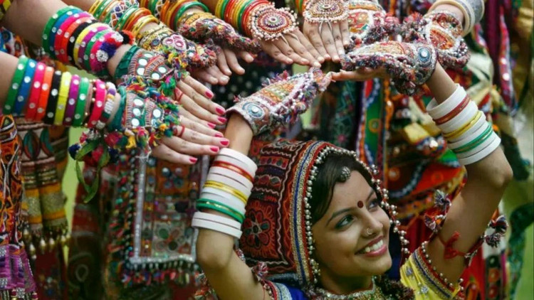 Ngôn ngữ đa dạng. Họ sử dụng nhiều phương ngữ khác nhau thuộc nhóm ngôn ngữ Ấn-Aryan, phản ánh sự phân tán địa lý và lịch sử lâu dài của cộng đồng. Ảnh: mid-day.com.