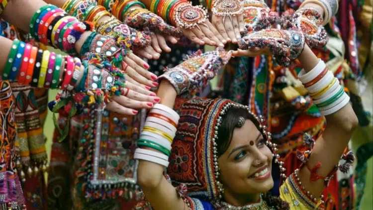 Ngôn ngữ đa dạng. Họ sử dụng nhiều phương ngữ khác nhau thuộc nhóm ngôn ngữ Ấn-Aryan, phản ánh sự phân tán địa lý và lịch sử lâu dài của cộng đồng. Ảnh: mid-day.com.