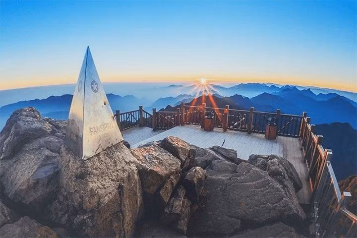 Đỉnh Fansipan (Lào Cai). Từ “nóc nhà Đông Dương”, du khách có thể ngắm trăng sáng rực trên biển mây bồng bềnh, một trải nghiệm khó quên trong đêm rằm. Ảnh: Pinterest.