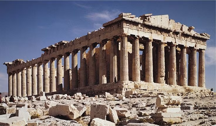 Được xây dựng để tôn vinh nữ thần Athena. Đền Parthenon tọa lạc trên đồi Acropolis ở Athens, được khởi công năm 447 TCN dưới thời Pericles nhằm thờ Athena Parthenos – vị thần bảo hộ thành phố. Ngôi đền thể hiện quyền lực, sự giàu có và khát vọng văn hóa của Athens thời kỳ hoàng kim. Ảnh: Pinterest.