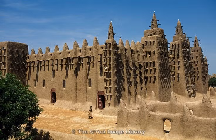 Không gian chứa hàng ngàn tín đồ. Đại Thánh đường có thể đón tiếp đến hàng ngàn người cầu nguyện, là nơi tụ họp lớn nhất của Hồi giáo ở Tây Phi. Ảnh: Pinterest.