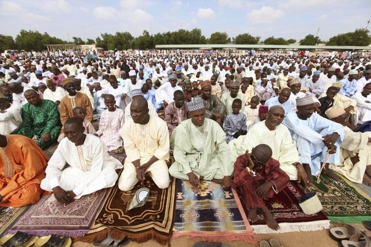 Ảnh hưởng sâu đậm của Hồi giáo. Hầu hết người Hausa theo Hồi giáo Sunni, được truyền bá từ thế kỷ 11 thông qua các tuyến thương mại xuyên Sahara. Tôn giáo không chỉ định hình đời sống tinh thần mà còn chi phối luật pháp, giáo dục và phong tục xã hội. Ảnh: Pinterest.