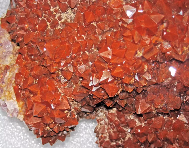 Màu vệt luôn đỏ dù bề ngoài khác nhau. Dù hematite có thể có màu xám bạc, đen hoặc đỏ, khi cọ xát lên bề mặt thô, nó luôn để lại vệt màu đỏ nâu. Đây là đặc điểm giúp các nhà địa chất nhận diện khoáng vật này một cách dễ dàng. Ảnh: Flickr.