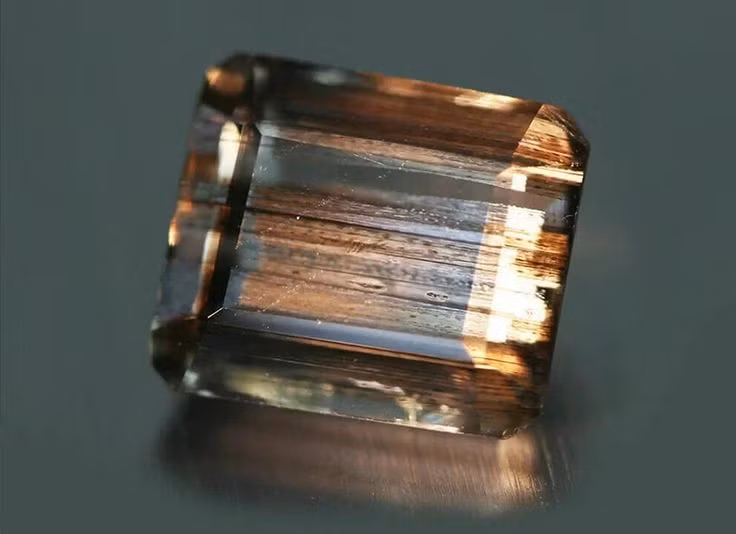 Hiện nằm trong nhóm đá quý siêu hiếm của thế giới. Trên thị trường, chỉ vài chục viên Poudretteite đủ chất lượng trang sức từng được ghi nhận. Ảnh: Pinterest.