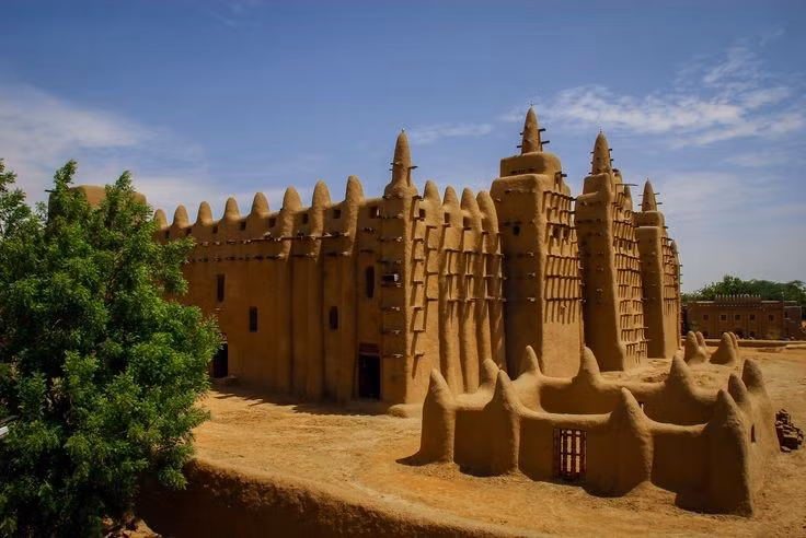 Được UNESCO công nhận di sản. Công trình này cùng khu phố cổ Djenné đã được UNESCO đưa vào danh sách Di sản Thế giới năm 1988. Ảnh: Pinterest.