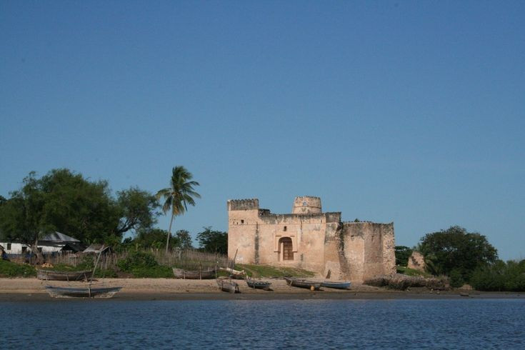 កោះ Kilwa Kisiwani ធ្លាប់ជារាជធានីនៃនគរដ៏មានឥទ្ធិពល។ ចាប់ពីសតវត្សទី 9 ដល់សតវត្សទី 16 វាជាមជ្ឈមណ្ឌលពាណិជ្ជកម្មដ៏ធំបំផុតរបស់អាហ្រ្វិកខាងកើត ដែលធ្វើពាណិជ្ជកម្មជាមួយប្រទេសអារ៉ាប់ ឥណ្ឌា និងចិន។ រូបថត៖ Pinterest ។ Đảo Kilwa Kisiwani từng là thủ đô của một vương quốc hùng mạnh. Từ thế kỷ 9 đến 16, nơi đây là trung tâm thương mại lớn nhất Đông Phi, giao thương với Ả Rập, Ấn Độ và Trung Hoa. Ảnh: Pinterest.