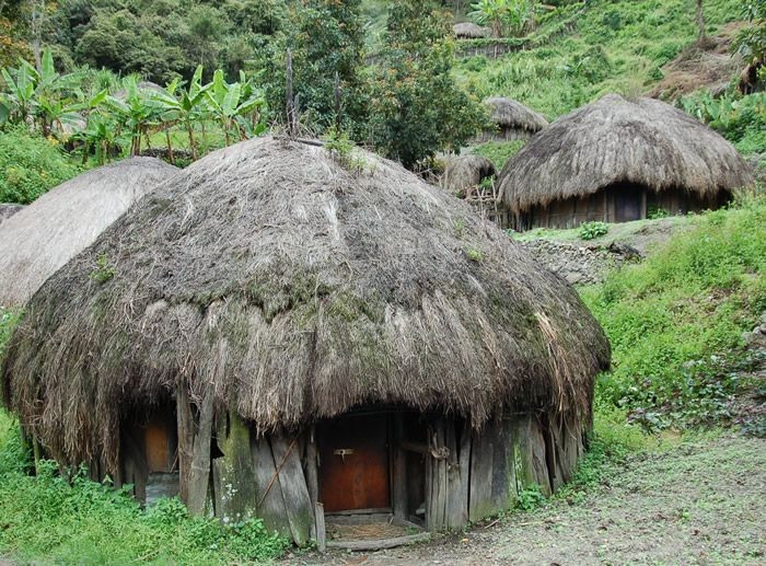 Những ngôi nhà tròn đặc trưng. Họ sống trong các túp lều tròn gọi là honai, được làm từ gỗ và cỏ, giữ ấm tốt trong khí hậu vùng núi lạnh giá. Ảnh: Pinterest.