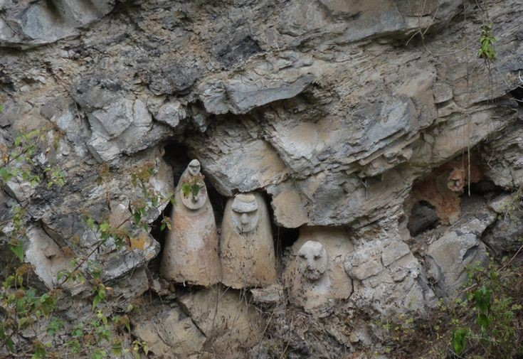 5. Vị trí các lăng mộ phản ánh tín ngưỡng tôn giáo. Việc chôn cất người chết trên cao thể hiện niềm tin rằng linh hồn người quá cố sẽ gần hơn với các vị thần trên trời. Ảnh: Pinterest.