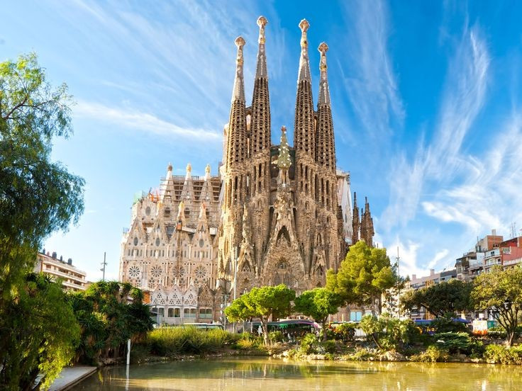 Sagrada Família. Vương cung thánh đường Sagrada Família là công trình nổi tiếng nhất của Antoni Gaudí, khởi công năm 1882 và đến nay tiếp tục hoàn thiện. Kiến trúc kết hợp phong cách Gothic và Art Nouveau, với các tháp nhọn vươn cao cùng mặt tiền chạm khắc tinh xảo kể lại câu chuyện Kinh Thánh. Ảnh: Pinterest.