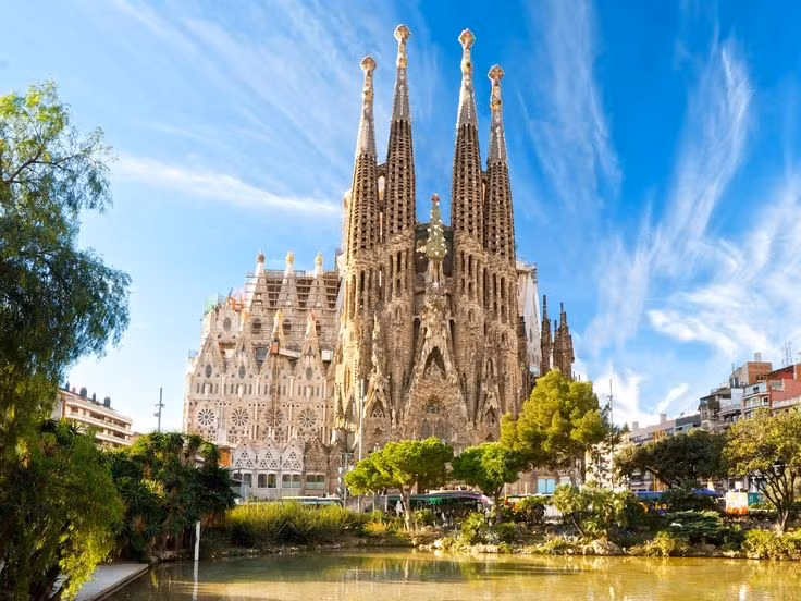 Sagrada Família. Vương cung thánh đường Sagrada Família là công trình nổi tiếng nhất của Antoni Gaudí, khởi công năm 1882 và đến nay tiếp tục hoàn thiện. Kiến trúc kết hợp phong cách Gothic và Art Nouveau, với các tháp nhọn vươn cao cùng mặt tiền chạm khắc tinh xảo kể lại câu chuyện Kinh Thánh. Ảnh: Pinterest.