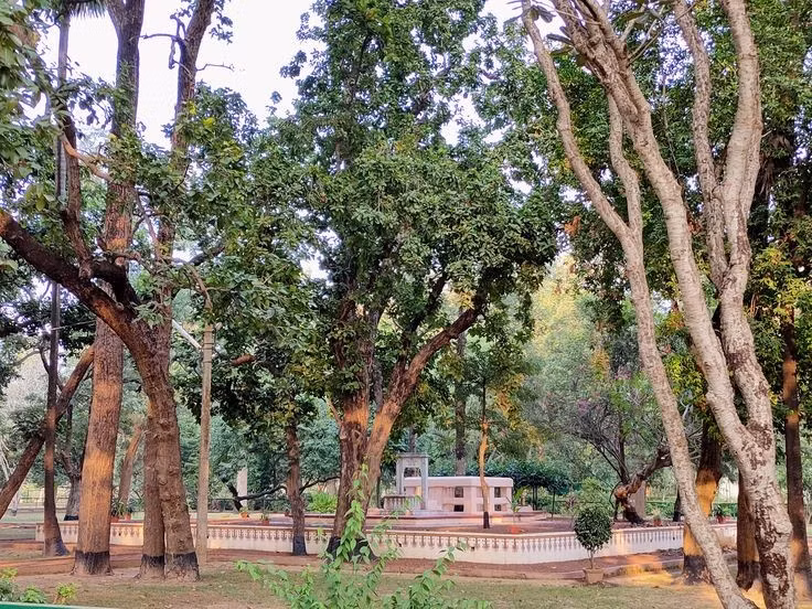 Không gian kiến trúc hòa hợp với thiên nhiên. Nhiều công trình ở Santiniketan được xây dựng theo phong cách đơn giản, sử dụng vật liệu địa phương và hòa hợp với cảnh quan cây xanh xung quanh. Kiến trúc nơi đây phản ánh triết lý sống giản dị và tôn trọng thiên nhiên của Tagore. Ảnh: Pinterest.