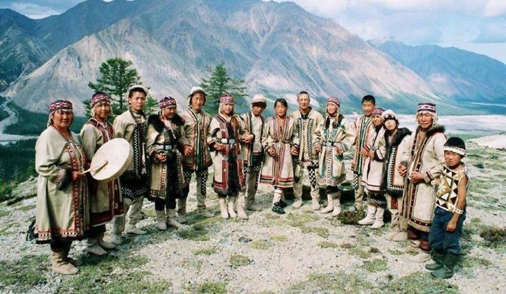 Nghề săn bắn và đánh cá truyền thống. Bên cạnh chăn nuôi, người Evenki duy trì kỹ năng săn nai sừng tấm, thú lấy lông và đánh cá trên sông hồ đóng băng. Những kỹ năng này được truyền lại qua nhiều thế hệ. Ảnh: Pinterest.