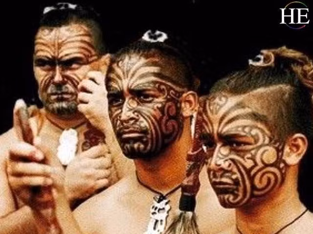 Nghệ thuật xăm mặt moko đặc trưng. Hình xăm thể hiện thân phận, danh dự và truyền thống gia tộc của người Maori. Ảnh: Pinterest.
