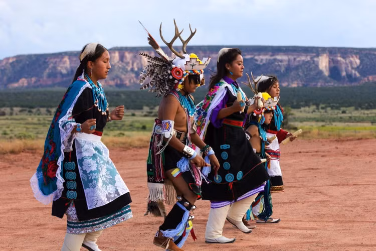 Đời sống tâm linh gắn chặt với thiên nhiên. Các nghi lễ Pueblo xoay quanh mưa, mùa màng và chu kỳ tự nhiên, phản ánh mối quan hệ hài hòa với môi trường sống. Ảnh: Pinterest.