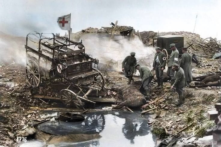 Sự bất ngờ khủng khiếp. Các binh sĩ ban đầu không có mặt nạ phòng độc, nhiều người chỉ dùng khăn ướt hoặc vải thấm nước tiểu để che mũi. Ảnh: Pinterest.