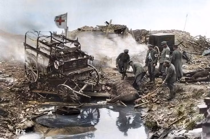 Sự bất ngờ khủng khiếp. Các binh sĩ ban đầu không có mặt nạ phòng độc, nhiều người chỉ dùng khăn ướt hoặc vải thấm nước tiểu để che mũi. Ảnh: Pinterest.